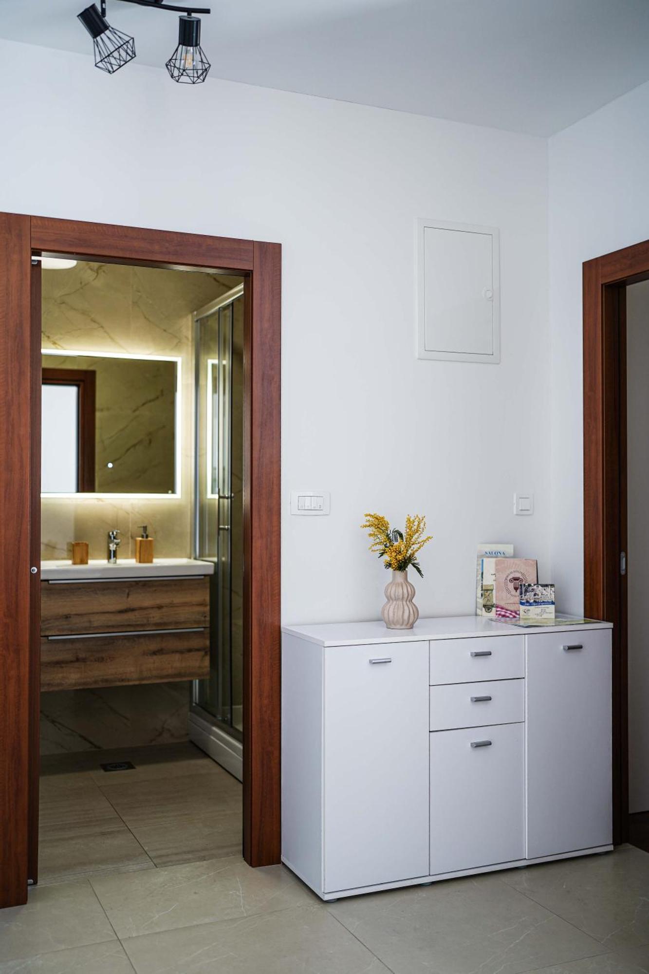 Royal Apartment Salona Klis Exterior photo